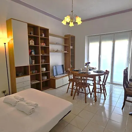 Al Ludomar, Cozy Flat And Free Park Lejlighed *